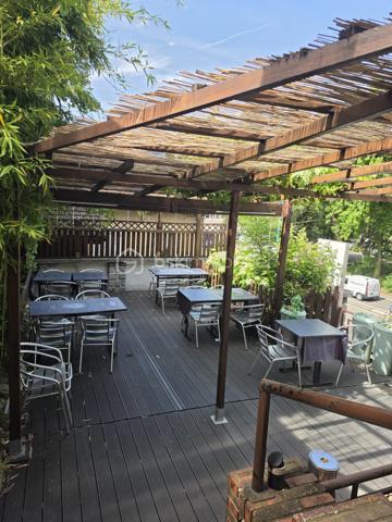 Découvrez ces murs commerciaux de 140 m², situés au rez-de-chaussée d'un bâtiment de 1948, avec un appartement T3 au-dessus. Actuellement en location, le restaurant Pho 8 est un locataire en place depuis plusieurs années 

Ce bien,  offre cinq pièces bien agencées et deux balcons, garantissant une luminosité naturelle. Idéalement situé en centre-ville, il bénéficie d'un accès facile aux transports et de toutes les commodités à proximité.

Pour une visite et découvrir le potentiel de cet espace, contactez CÉLIA MENDEZ.