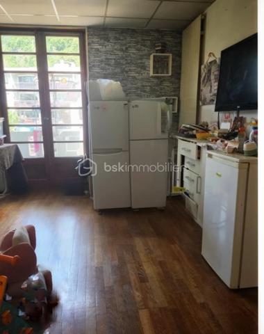 Découvrez ces murs commerciaux de 140 m², situés au rez-de-chaussée d'un bâtiment de 1948, avec un appartement T3 au-dessus. Actuellement en location, le restaurant Pho 8 est un locataire en place depuis plusieurs années 

Ce bien,  offre cinq pièces bien agencées et deux balcons, garantissant une luminosité naturelle. Idéalement situé en centre-ville, il bénéficie d'un accès facile aux transports et de toutes les commodités à proximité.

Pour une visite et découvrir le potentiel de cet espace, contactez CÉLIA MENDEZ.