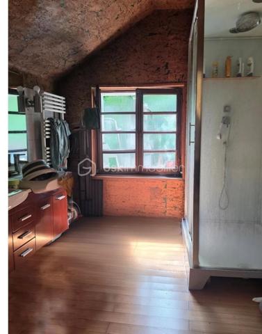 Découvrez ces murs commerciaux de 140 m², situés au rez-de-chaussée d'un bâtiment de 1948, avec un appartement T3 au-dessus. Actuellement en location, le restaurant Pho 8 est un locataire en place depuis plusieurs années 

Ce bien,  offre cinq pièces bien agencées et deux balcons, garantissant une luminosité naturelle. Idéalement situé en centre-ville, il bénéficie d'un accès facile aux transports et de toutes les commodités à proximité.

Pour une visite et découvrir le potentiel de cet espace, contactez CÉLIA MENDEZ.