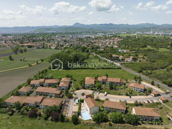 Au cœur de l’Auvergne, dans la résidence Garden & City GERZAT, située à proximité des accès autoroutiers, à 15 minutes du centre de Clermont-Ferrand, et à deux pas des volcans d’Auvergne, investissez dans ce T4 meublé d'environ 82m2, et ses deux parkings privatifs. Avec son loyer garanti de 6.707€ HT par an, ce bien vous générera une rentabilité brute de plus de 9,3%. Vous souhaitez vous construire un patrimoine sécurisé et/ou créer un complément de revenu retraite garanti, alors ce bien est parfait pour vous. Statut LMNP avec amortissement possible. Photos d'un bien type. A SAISIR !!!

PS - Un autre bien équivalent est disponible aux mêmes conditions. Vous cherchez un lot de plusieurs biens alors n'hésitez plus !!!