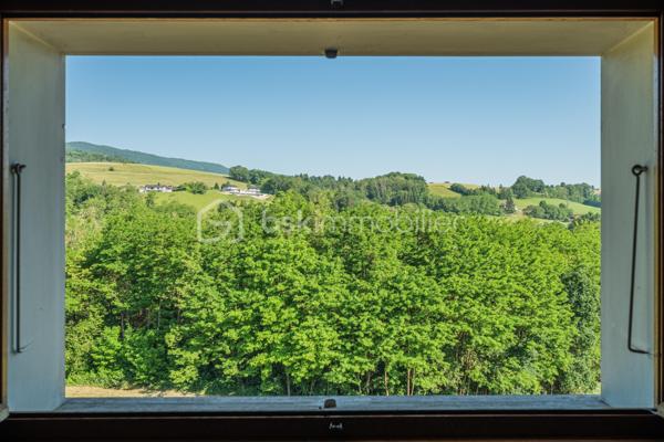 Sur les hauteurs de Rumilly Sud, dans un environnement paisible et verdoyant, cette maison de 131 m² offre un cadre de vie recherché avec une vue dégagée sur les montagnes et la campagne environnante.
Édifiée en 1970 sur un terrain d’environ 1 500 m² exposé Sud-Ouest, elle séduira autant une famille en quête d’espace qu’un artisan ou un amateur de rénovation à la recherche d’un bien à fort potentiel.
La maison bénéficie d’une organisation fonctionnelle et de volumes généreux permettant d’imaginer de nombreux projets d’aménagement.
Le niveau principal accueille une entrée, une cuisine indépendante aménagée, un salon-séjour séparé, trois chambres, une salle d’eau ainsi qu’un WC indépendant. Une vaste terrasse, faisant presque le tour de la maison, prolonge agréablement les espaces de vie et invite à profiter pleinement du panorama et du calme environnant.

À l’étage, deux chambres supplémentaires, une seconde salle d’eau et des greniers ouvrant la porte à différents usages : bureau, espace télétravail, salle de jeux ou pièces complémentaires selon les besoins.
Le sous-sol complet constitue un véritable atout avec un grand garage double, une buanderie avec douche et de larges espaces de rangement ou d’atelier particulièrement appréciables.
À l’extérieur, le terrain et le jardinet clôturé permettent de profiter d’un environnement agréable tout en conservant un entretien raisonnable, avec des stationnements disponibles devant la maison.
Des travaux de remise au goût du jour sont à prévoir, offrant l’opportunité de repenser les espaces et de révéler tout le potentiel de cette maison aux multiples possibilités.
Maison mitoyenne d’un côté, située dans une petite copropriété horizontale de deux lots seulement, sans charges et avec parties entièrement indépendantes.
Chauffage fioul complété par un poêle à bois.
Cette maison s’adresse aux acquéreurs capables de se projeter et recherchant avant tout un environnement calme, de beaux volumes et une vraie liberté de personnalisation.
