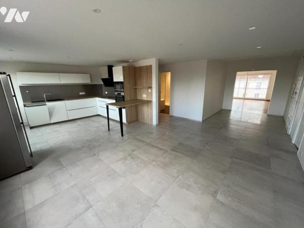 Appartement T5 (env. 145 m² habitables, entièrement rénové en 2023), situé en plein coeur du ce