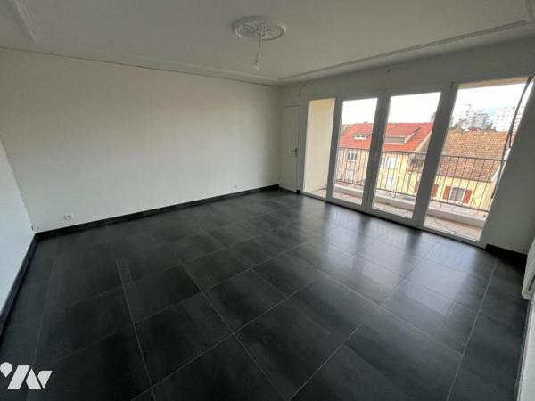 Appartement T5 (env. 145 m² habitables, entièrement rénové en 2023), situé en plein coeur du ce