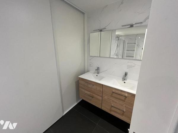 Appartement T5 (env. 145 m² habitables, entièrement rénové en 2023), situé en plein coeur du ce