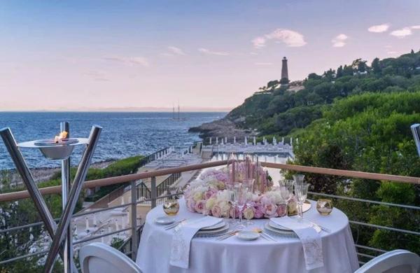 Restaurant au bord de La Méditerranée ! - 06 -