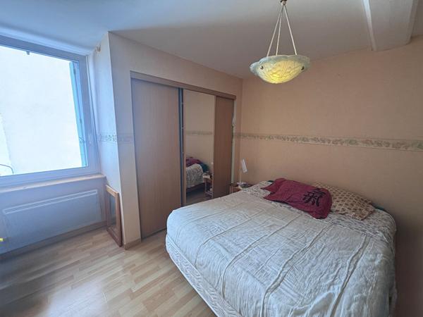 Maison de bourg, 2 chambres et cave  Les Martres De Veyre