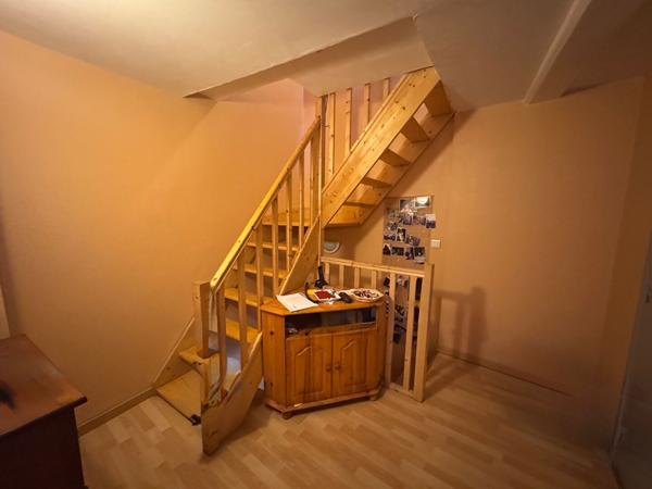 Maison de bourg, 2 chambres et cave  Les Martres De Veyre