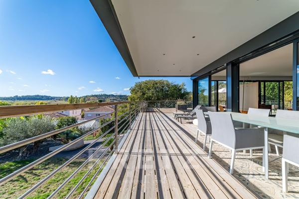 Villa d'architecte épurée avec vue exceptionnelle