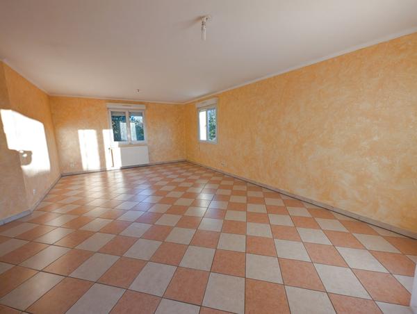 Replonges (01750) à vendre proche MÂCON ( AIN) ,maison de plain -pied de 97 M2 P4 gge sur terrain clos