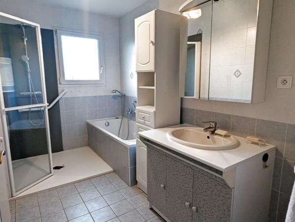 Replonges (01750) à vendre proche MÂCON ( AIN) ,maison de plain -pied de 97 M2 P4 gge sur terrain clos