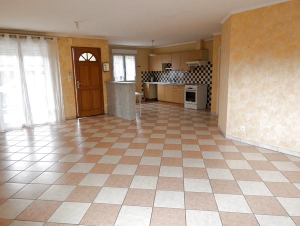 Replonges (01750) à vendre proche MÂCON ( AIN) ,maison de plain -pied de 97 M2 P4 gge sur terrain clos