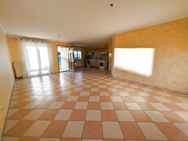 Replonges (01750) à vendre proche MÂCON ( AIN) ,maison de plain -pied de 97 M2 P4 gge sur terrain clos