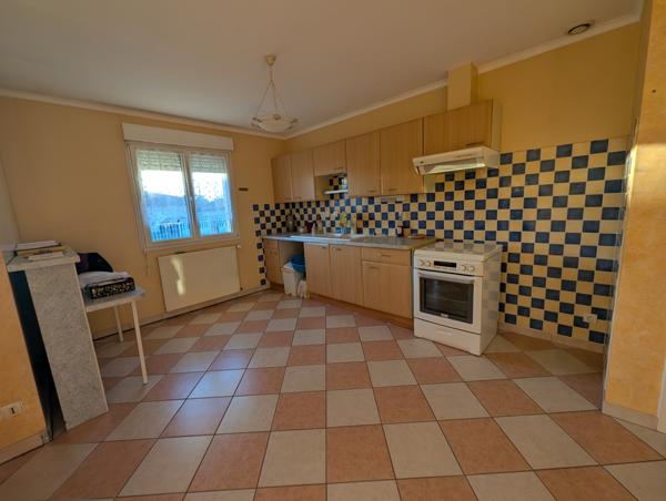 Replonges (01750) à vendre proche MÂCON ( AIN) ,maison de plain -pied de 97 M2 P4 gge sur terrain clos