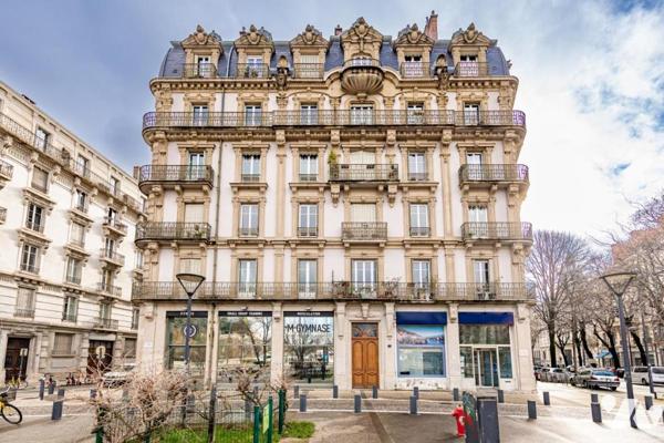 GRENOBLE: Place Hubert Dubedout/rue docteur MAZET