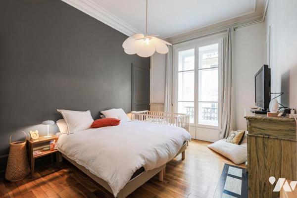 GRENOBLE: Place Hubert Dubedout/rue docteur MAZET