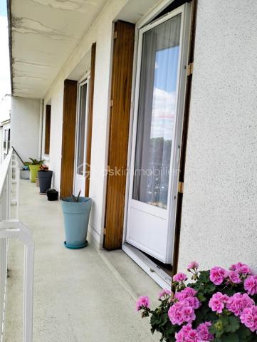 Découvrez ce charmant appartement de type 3 au sein d'une petite copropriété de 3 logements seulement.
Situé au deuxième étage, il dispose d'un balcon de 10m2, d'une cave et d'un garage au rez-de-chaussée.
Sa localisation proche des commodités, du tramway et du centre de Tours, rend le quotidien agréable et fonctionnel.

Description:
Entrée desservant une cuisine A/E qui est séparée de la pièce de vie. 
Le salon/séjour est très lumineux et sa superficie de 28m2 permet de dissocier les deux espaces.
Ensuite une salle d'eau avec cabine de douche, un toilette séparé, deux chambres dont une avec accès au balcon.

Equipements:
Huisseries en double vitrage
Fibre
Chauffage collectif chaudière au gaz
Pas de travaux à prévoir
Pas de procédures en cours dans la copropriété.
Cour privative pour les copropriétaires.

A visiter.