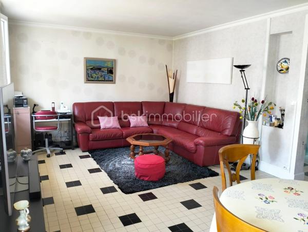Découvrez ce charmant appartement de type 3 au sein d'une petite copropriété de 3 logements seulement.
Situé au deuxième étage, il dispose d'un balcon de 10m2, d'une cave et d'un garage au rez-de-chaussée.
Sa localisation proche des commodités, du tramway et du centre de Tours, rend le quotidien agréable et fonctionnel.

Description:
Entrée desservant une cuisine A/E qui est séparée de la pièce de vie. 
Le salon/séjour est très lumineux et sa superficie de 28m2 permet de dissocier les deux espaces.
Ensuite une salle d'eau avec cabine de douche, un toilette séparé, deux chambres dont une avec accès au balcon.

Equipements:
Huisseries en double vitrage
Fibre
Chauffage collectif chaudière au gaz
Pas de travaux à prévoir
Pas de procédures en cours dans la copropriété.
Cour privative pour les copropriétaires.

A visiter.