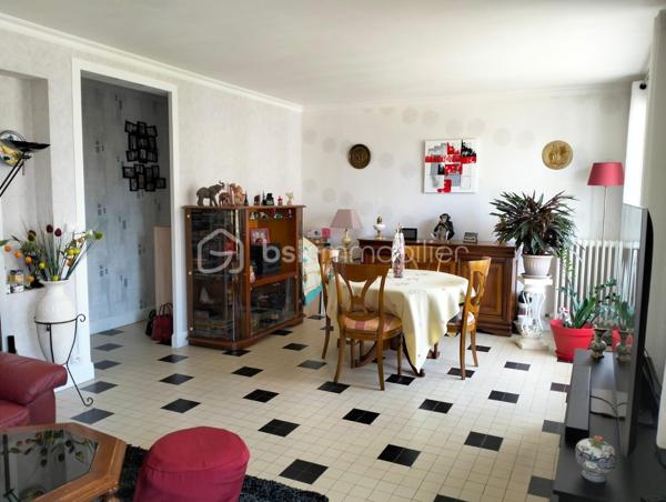 Découvrez ce charmant appartement de type 3 au sein d'une petite copropriété de 3 logements seulement.
Situé au deuxième étage, il dispose d'un balcon de 10m2, d'une cave et d'un garage au rez-de-chaussée.
Sa localisation proche des commodités, du tramway et du centre de Tours, rend le quotidien agréable et fonctionnel.

Description:
Entrée desservant une cuisine A/E qui est séparée de la pièce de vie. 
Le salon/séjour est très lumineux et sa superficie de 28m2 permet de dissocier les deux espaces.
Ensuite une salle d'eau avec cabine de douche, un toilette séparé, deux chambres dont une avec accès au balcon.

Equipements:
Huisseries en double vitrage
Fibre
Chauffage collectif chaudière au gaz
Pas de travaux à prévoir
Pas de procédures en cours dans la copropriété.
Cour privative pour les copropriétaires.

A visiter.