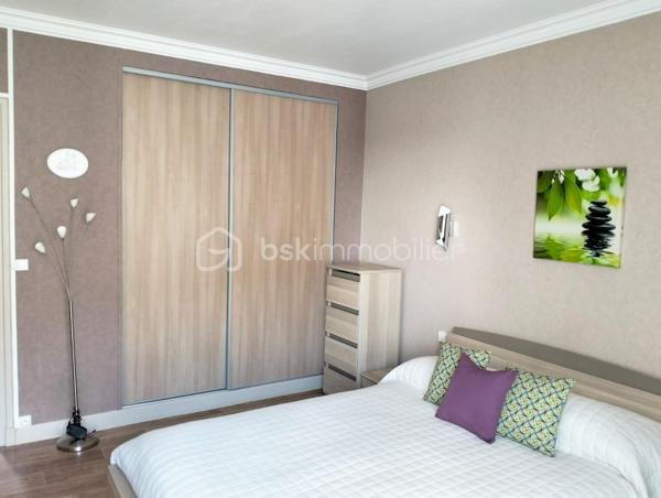 Découvrez ce charmant appartement de type 3 au sein d'une petite copropriété de 3 logements seulement.
Situé au deuxième étage, il dispose d'un balcon de 10m2, d'une cave et d'un garage au rez-de-chaussée.
Sa localisation proche des commodités, du tramway et du centre de Tours, rend le quotidien agréable et fonctionnel.

Description:
Entrée desservant une cuisine A/E qui est séparée de la pièce de vie. 
Le salon/séjour est très lumineux et sa superficie de 28m2 permet de dissocier les deux espaces.
Ensuite une salle d'eau avec cabine de douche, un toilette séparé, deux chambres dont une avec accès au balcon.

Equipements:
Huisseries en double vitrage
Fibre
Chauffage collectif chaudière au gaz
Pas de travaux à prévoir
Pas de procédures en cours dans la copropriété.
Cour privative pour les copropriétaires.

A visiter.