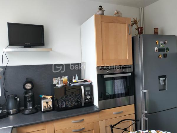 Découvrez ce charmant appartement de type 3 au sein d'une petite copropriété de 3 logements seulement.
Situé au deuxième étage, il dispose d'un balcon de 10m2, d'une cave et d'un garage au rez-de-chaussée.
Sa localisation proche des commodités, du tramway et du centre de Tours, rend le quotidien agréable et fonctionnel.

Description:
Entrée desservant une cuisine A/E qui est séparée de la pièce de vie. 
Le salon/séjour est très lumineux et sa superficie de 28m2 permet de dissocier les deux espaces.
Ensuite une salle d'eau avec cabine de douche, un toilette séparé, deux chambres dont une avec accès au balcon.

Equipements:
Huisseries en double vitrage
Fibre
Chauffage collectif chaudière au gaz
Pas de travaux à prévoir
Pas de procédures en cours dans la copropriété.
Cour privative pour les copropriétaires.

A visiter.