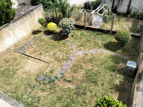 Découvrez ce charmant appartement de type 3 au sein d'une petite copropriété de 3 logements seulement.
Situé au deuxième étage, il dispose d'un balcon de 10m2, d'une cave et d'un garage au rez-de-chaussée.
Sa localisation proche des commodités, du tramway et du centre de Tours, rend le quotidien agréable et fonctionnel.

Description:
Entrée desservant une cuisine A/E qui est séparée de la pièce de vie. 
Le salon/séjour est très lumineux et sa superficie de 28m2 permet de dissocier les deux espaces.
Ensuite une salle d'eau avec cabine de douche, un toilette séparé, deux chambres dont une avec accès au balcon.

Equipements:
Huisseries en double vitrage
Fibre
Chauffage collectif chaudière au gaz
Pas de travaux à prévoir
Pas de procédures en cours dans la copropriété.
Cour privative pour les copropriétaires.

A visiter.