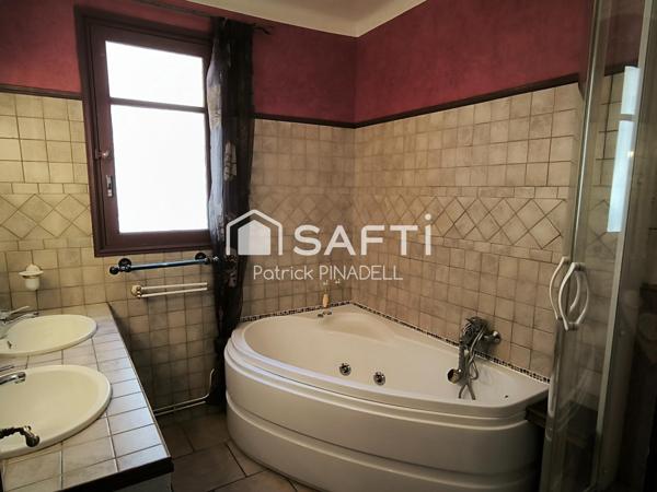 Maison d'habitation 3 faces, 4 chambres, garage, atelier, terrasses, magnifique vue