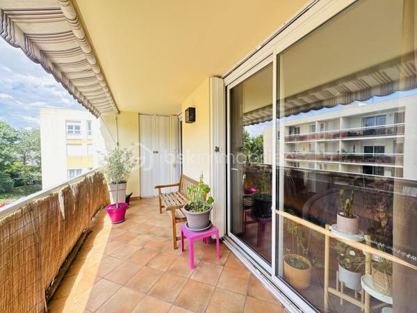 Dans une résidence sécurisée, venez découvrir ce bel appartement de type 4 situé au 3ᵉ étage, offrant des espaces fonctionnels et lumineux.
Il se compose d’une entrée avec placard, d’un agréable salon-séjour avec cuisine ouverte, aménagée et équipée, de trois chambres avec placards, d’une salle de bains, de WC séparés ainsi que d’un dressing/buanderie, idéal pour optimiser le rangement.
Vous profiterez également d’un balcon avec espaces de rangement, d’une cave sèche en riz-de-chaussée et d’une place de stationnement.
Un bien complet, pratique et confortable, idéal pour une famille ou un premier achat. À visiter sans tarder !