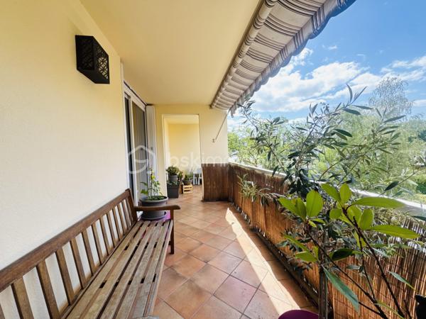 Dans une résidence sécurisée, venez découvrir ce bel appartement de type 4 situé au 3ᵉ étage, offrant des espaces fonctionnels et lumineux.
Il se compose d’une entrée avec placard, d’un agréable salon-séjour avec cuisine ouverte, aménagée et équipée, de trois chambres avec placards, d’une salle de bains, de WC séparés ainsi que d’un dressing/buanderie, idéal pour optimiser le rangement.
Vous profiterez également d’un balcon avec espaces de rangement, d’une cave sèche en riz-de-chaussée et d’une place de stationnement.
Un bien complet, pratique et confortable, idéal pour une famille ou un premier achat. À visiter sans tarder !