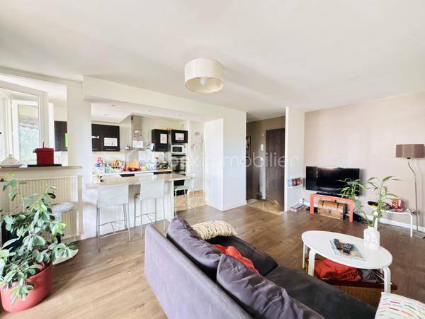 Dans une résidence sécurisée, venez découvrir ce bel appartement de type 4 situé au 3ᵉ étage, offrant des espaces fonctionnels et lumineux.
Il se compose d’une entrée avec placard, d’un agréable salon-séjour avec cuisine ouverte, aménagée et équipée, de trois chambres avec placards, d’une salle de bains, de WC séparés ainsi que d’un dressing/buanderie, idéal pour optimiser le rangement.
Vous profiterez également d’un balcon avec espaces de rangement, d’une cave sèche en riz-de-chaussée et d’une place de stationnement.
Un bien complet, pratique et confortable, idéal pour une famille ou un premier achat. À visiter sans tarder !