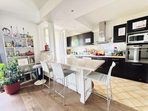Dans une résidence sécurisée, venez découvrir ce bel appartement de type 4 situé au 3ᵉ étage, offrant des espaces fonctionnels et lumineux.
Il se compose d’une entrée avec placard, d’un agréable salon-séjour avec cuisine ouverte, aménagée et équipée, de trois chambres avec placards, d’une salle de bains, de WC séparés ainsi que d’un dressing/buanderie, idéal pour optimiser le rangement.
Vous profiterez également d’un balcon avec espaces de rangement, d’une cave sèche en riz-de-chaussée et d’une place de stationnement.
Un bien complet, pratique et confortable, idéal pour une famille ou un premier achat. À visiter sans tarder !