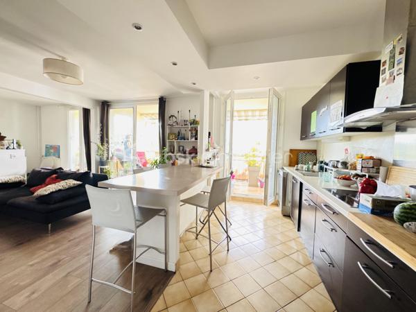Dans une résidence sécurisée, venez découvrir ce bel appartement de type 4 situé au 3ᵉ étage, offrant des espaces fonctionnels et lumineux.
Il se compose d’une entrée avec placard, d’un agréable salon-séjour avec cuisine ouverte, aménagée et équipée, de trois chambres avec placards, d’une salle de bains, de WC séparés ainsi que d’un dressing/buanderie, idéal pour optimiser le rangement.
Vous profiterez également d’un balcon avec espaces de rangement, d’une cave sèche en riz-de-chaussée et d’une place de stationnement.
Un bien complet, pratique et confortable, idéal pour une famille ou un premier achat. À visiter sans tarder !
