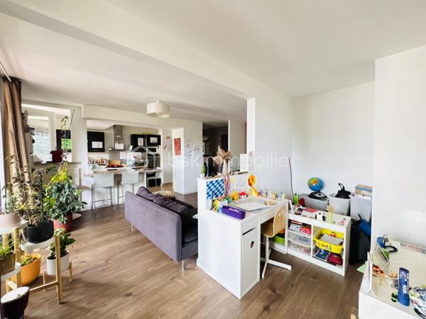 Dans une résidence sécurisée, venez découvrir ce bel appartement de type 4 situé au 3ᵉ étage, offrant des espaces fonctionnels et lumineux.
Il se compose d’une entrée avec placard, d’un agréable salon-séjour avec cuisine ouverte, aménagée et équipée, de trois chambres avec placards, d’une salle de bains, de WC séparés ainsi que d’un dressing/buanderie, idéal pour optimiser le rangement.
Vous profiterez également d’un balcon avec espaces de rangement, d’une cave sèche en riz-de-chaussée et d’une place de stationnement.
Un bien complet, pratique et confortable, idéal pour une famille ou un premier achat. À visiter sans tarder !