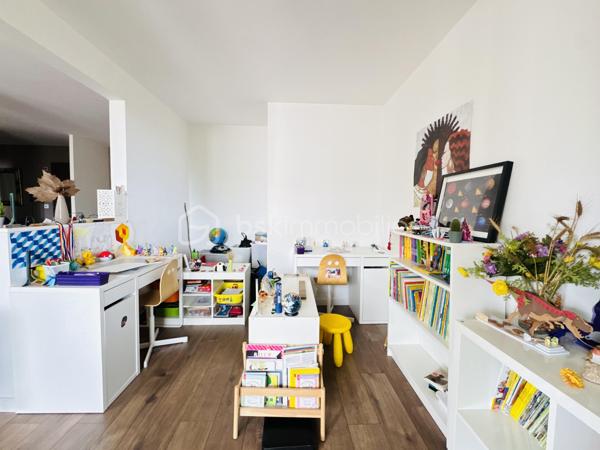 Dans une résidence sécurisée, venez découvrir ce bel appartement de type 4 situé au 3ᵉ étage, offrant des espaces fonctionnels et lumineux.
Il se compose d’une entrée avec placard, d’un agréable salon-séjour avec cuisine ouverte, aménagée et équipée, de trois chambres avec placards, d’une salle de bains, de WC séparés ainsi que d’un dressing/buanderie, idéal pour optimiser le rangement.
Vous profiterez également d’un balcon avec espaces de rangement, d’une cave sèche en riz-de-chaussée et d’une place de stationnement.
Un bien complet, pratique et confortable, idéal pour une famille ou un premier achat. À visiter sans tarder !