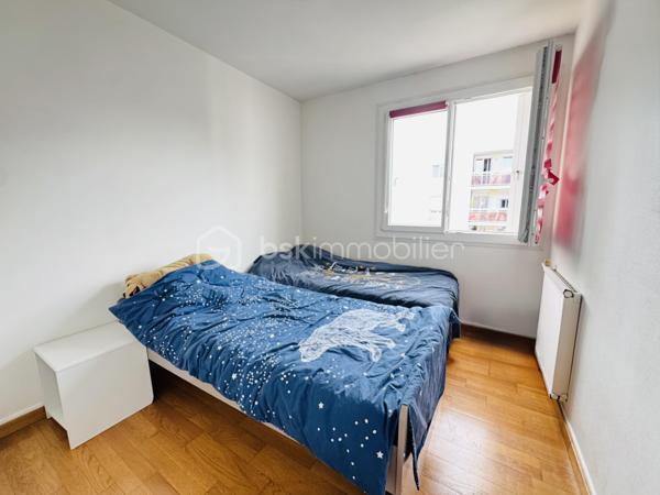 Dans une résidence sécurisée, venez découvrir ce bel appartement de type 4 situé au 3ᵉ étage, offrant des espaces fonctionnels et lumineux.
Il se compose d’une entrée avec placard, d’un agréable salon-séjour avec cuisine ouverte, aménagée et équipée, de trois chambres avec placards, d’une salle de bains, de WC séparés ainsi que d’un dressing/buanderie, idéal pour optimiser le rangement.
Vous profiterez également d’un balcon avec espaces de rangement, d’une cave sèche en riz-de-chaussée et d’une place de stationnement.
Un bien complet, pratique et confortable, idéal pour une famille ou un premier achat. À visiter sans tarder !