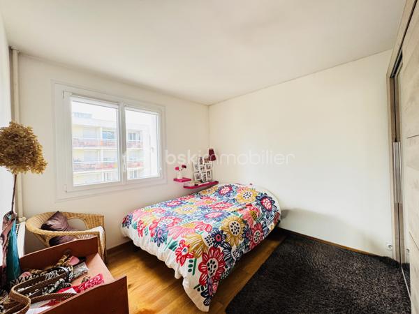 Dans une résidence sécurisée, venez découvrir ce bel appartement de type 4 situé au 3ᵉ étage, offrant des espaces fonctionnels et lumineux.
Il se compose d’une entrée avec placard, d’un agréable salon-séjour avec cuisine ouverte, aménagée et équipée, de trois chambres avec placards, d’une salle de bains, de WC séparés ainsi que d’un dressing/buanderie, idéal pour optimiser le rangement.
Vous profiterez également d’un balcon avec espaces de rangement, d’une cave sèche en riz-de-chaussée et d’une place de stationnement.
Un bien complet, pratique et confortable, idéal pour une famille ou un premier achat. À visiter sans tarder !