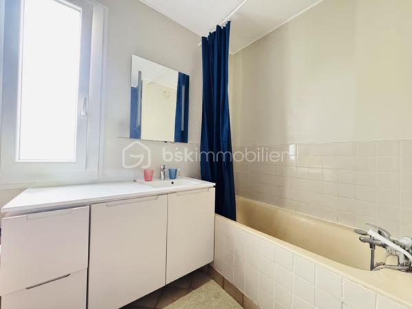 Dans une résidence sécurisée, venez découvrir ce bel appartement de type 4 situé au 3ᵉ étage, offrant des espaces fonctionnels et lumineux.
Il se compose d’une entrée avec placard, d’un agréable salon-séjour avec cuisine ouverte, aménagée et équipée, de trois chambres avec placards, d’une salle de bains, de WC séparés ainsi que d’un dressing/buanderie, idéal pour optimiser le rangement.
Vous profiterez également d’un balcon avec espaces de rangement, d’une cave sèche en riz-de-chaussée et d’une place de stationnement.
Un bien complet, pratique et confortable, idéal pour une famille ou un premier achat. À visiter sans tarder !