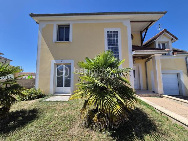 REMISE EN VENTE SUITE REFUS DE PRET

Magnifique maison de 110 m2 construite en 2007 en excellent état disposant de 4 chambres, un grand séjour et un garage attenant.
Quartier calme et recherché !

A 1h30 de Paris via l'autoroute A77. Ecoles, collège et lycées sont accessibles à pied. 
Centre-ville à moins de 5mn !

Terrain clos de 640 m2 environ. Grande terrasse. Cabanon et balançoire.


Le bien se compose au rez-de-chaussée :

-  un dégagement de 8 m2 environ.

-  un grand salon / séjour avec cuisine ouverte de 43 m2 environ.

-  un wc séparé de 2 m2 environ.

-  un garage de 21 m2 environ.

A l'étage :

-  un palier de 7 m2 environ.

-  4 belles chambres spacieuses (15 m2, 14 m2, 10 m2 et 9 m2).

-  une salle d'eau avec wc de 7 m2 environ.

Chauffage avec pompe à chaleur récente air/eau.
Menuiseries pvc double vitrage. Volets roulants manuels et électriques.

Tout à l'égoût.

Taxe foncière : 1500 €.

Venez visiter rapidement cette maison coup de coeur !