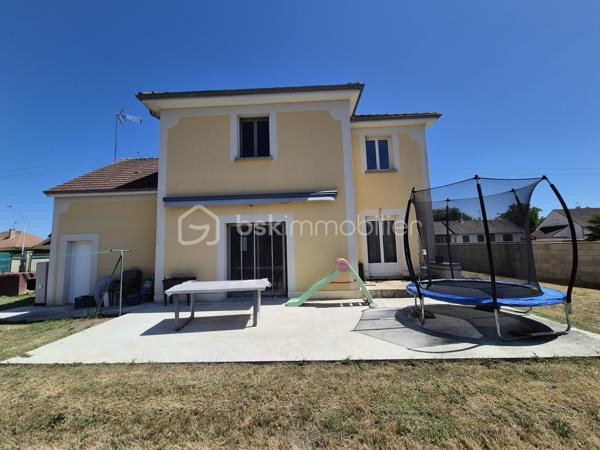 REMISE EN VENTE SUITE REFUS DE PRET

Magnifique maison de 110 m2 construite en 2007 en excellent état disposant de 4 chambres, un grand séjour et un garage attenant.
Quartier calme et recherché !

A 1h30 de Paris via l'autoroute A77. Ecoles, collège et lycées sont accessibles à pied. 
Centre-ville à moins de 5mn !

Terrain clos de 640 m2 environ. Grande terrasse. Cabanon et balançoire.


Le bien se compose au rez-de-chaussée :

-  un dégagement de 8 m2 environ.

-  un grand salon / séjour avec cuisine ouverte de 43 m2 environ.

-  un wc séparé de 2 m2 environ.

-  un garage de 21 m2 environ.

A l'étage :

-  un palier de 7 m2 environ.

-  4 belles chambres spacieuses (15 m2, 14 m2, 10 m2 et 9 m2).

-  une salle d'eau avec wc de 7 m2 environ.

Chauffage avec pompe à chaleur récente air/eau.
Menuiseries pvc double vitrage. Volets roulants manuels et électriques.

Tout à l'égoût.

Taxe foncière : 1500 €.

Venez visiter rapidement cette maison coup de coeur !