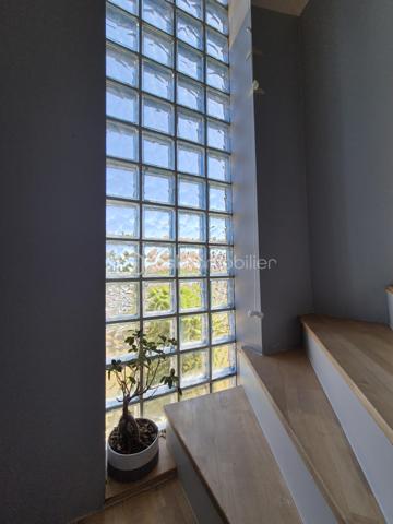 REMISE EN VENTE SUITE REFUS DE PRET

Magnifique maison de 110 m2 construite en 2007 en excellent état disposant de 4 chambres, un grand séjour et un garage attenant.
Quartier calme et recherché !

A 1h30 de Paris via l'autoroute A77. Ecoles, collège et lycées sont accessibles à pied. 
Centre-ville à moins de 5mn !

Terrain clos de 640 m2 environ. Grande terrasse. Cabanon et balançoire.


Le bien se compose au rez-de-chaussée :

-  un dégagement de 8 m2 environ.

-  un grand salon / séjour avec cuisine ouverte de 43 m2 environ.

-  un wc séparé de 2 m2 environ.

-  un garage de 21 m2 environ.

A l'étage :

-  un palier de 7 m2 environ.

-  4 belles chambres spacieuses (15 m2, 14 m2, 10 m2 et 9 m2).

-  une salle d'eau avec wc de 7 m2 environ.

Chauffage avec pompe à chaleur récente air/eau.
Menuiseries pvc double vitrage. Volets roulants manuels et électriques.

Tout à l'égoût.

Taxe foncière : 1500 €.

Venez visiter rapidement cette maison coup de coeur !