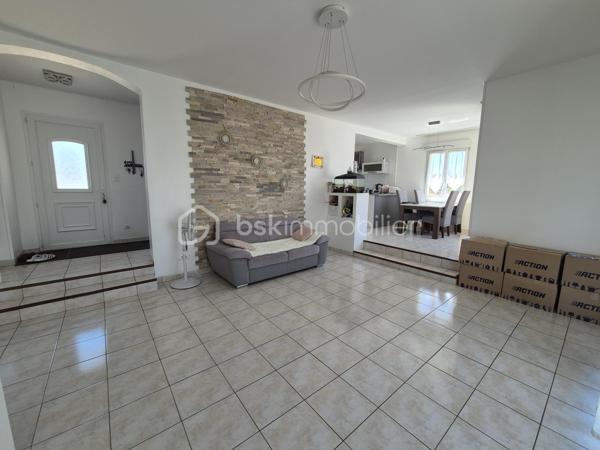 REMISE EN VENTE SUITE REFUS DE PRET

Magnifique maison de 110 m2 construite en 2007 en excellent état disposant de 4 chambres, un grand séjour et un garage attenant.
Quartier calme et recherché !

A 1h30 de Paris via l'autoroute A77. Ecoles, collège et lycées sont accessibles à pied. 
Centre-ville à moins de 5mn !

Terrain clos de 640 m2 environ. Grande terrasse. Cabanon et balançoire.


Le bien se compose au rez-de-chaussée :

-  un dégagement de 8 m2 environ.

-  un grand salon / séjour avec cuisine ouverte de 43 m2 environ.

-  un wc séparé de 2 m2 environ.

-  un garage de 21 m2 environ.

A l'étage :

-  un palier de 7 m2 environ.

-  4 belles chambres spacieuses (15 m2, 14 m2, 10 m2 et 9 m2).

-  une salle d'eau avec wc de 7 m2 environ.

Chauffage avec pompe à chaleur récente air/eau.
Menuiseries pvc double vitrage. Volets roulants manuels et électriques.

Tout à l'égoût.

Taxe foncière : 1500 €.

Venez visiter rapidement cette maison coup de coeur !