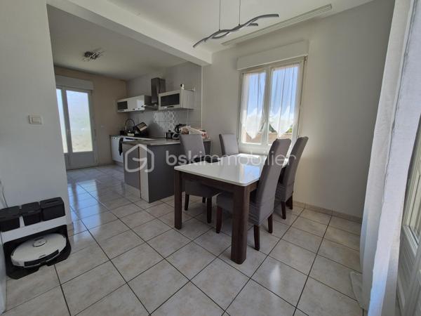 REMISE EN VENTE SUITE REFUS DE PRET

Magnifique maison de 110 m2 construite en 2007 en excellent état disposant de 4 chambres, un grand séjour et un garage attenant.
Quartier calme et recherché !

A 1h30 de Paris via l'autoroute A77. Ecoles, collège et lycées sont accessibles à pied. 
Centre-ville à moins de 5mn !

Terrain clos de 640 m2 environ. Grande terrasse. Cabanon et balançoire.


Le bien se compose au rez-de-chaussée :

-  un dégagement de 8 m2 environ.

-  un grand salon / séjour avec cuisine ouverte de 43 m2 environ.

-  un wc séparé de 2 m2 environ.

-  un garage de 21 m2 environ.

A l'étage :

-  un palier de 7 m2 environ.

-  4 belles chambres spacieuses (15 m2, 14 m2, 10 m2 et 9 m2).

-  une salle d'eau avec wc de 7 m2 environ.

Chauffage avec pompe à chaleur récente air/eau.
Menuiseries pvc double vitrage. Volets roulants manuels et électriques.

Tout à l'égoût.

Taxe foncière : 1500 €.

Venez visiter rapidement cette maison coup de coeur !