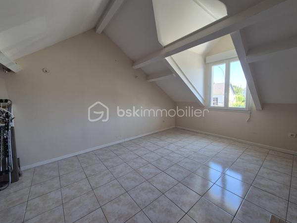 REMISE EN VENTE SUITE REFUS DE PRET

Magnifique maison de 110 m2 construite en 2007 en excellent état disposant de 4 chambres, un grand séjour et un garage attenant.
Quartier calme et recherché !

A 1h30 de Paris via l'autoroute A77. Ecoles, collège et lycées sont accessibles à pied. 
Centre-ville à moins de 5mn !

Terrain clos de 640 m2 environ. Grande terrasse. Cabanon et balançoire.


Le bien se compose au rez-de-chaussée :

-  un dégagement de 8 m2 environ.

-  un grand salon / séjour avec cuisine ouverte de 43 m2 environ.

-  un wc séparé de 2 m2 environ.

-  un garage de 21 m2 environ.

A l'étage :

-  un palier de 7 m2 environ.

-  4 belles chambres spacieuses (15 m2, 14 m2, 10 m2 et 9 m2).

-  une salle d'eau avec wc de 7 m2 environ.

Chauffage avec pompe à chaleur récente air/eau.
Menuiseries pvc double vitrage. Volets roulants manuels et électriques.

Tout à l'égoût.

Taxe foncière : 1500 €.

Venez visiter rapidement cette maison coup de coeur !