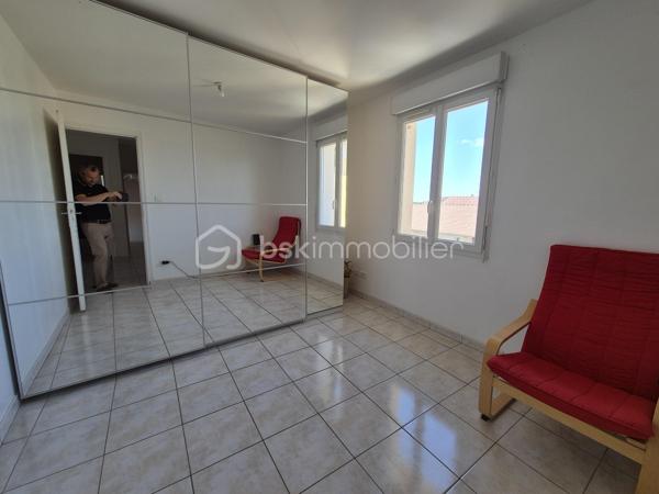 REMISE EN VENTE SUITE REFUS DE PRET

Magnifique maison de 110 m2 construite en 2007 en excellent état disposant de 4 chambres, un grand séjour et un garage attenant.
Quartier calme et recherché !

A 1h30 de Paris via l'autoroute A77. Ecoles, collège et lycées sont accessibles à pied. 
Centre-ville à moins de 5mn !

Terrain clos de 640 m2 environ. Grande terrasse. Cabanon et balançoire.


Le bien se compose au rez-de-chaussée :

-  un dégagement de 8 m2 environ.

-  un grand salon / séjour avec cuisine ouverte de 43 m2 environ.

-  un wc séparé de 2 m2 environ.

-  un garage de 21 m2 environ.

A l'étage :

-  un palier de 7 m2 environ.

-  4 belles chambres spacieuses (15 m2, 14 m2, 10 m2 et 9 m2).

-  une salle d'eau avec wc de 7 m2 environ.

Chauffage avec pompe à chaleur récente air/eau.
Menuiseries pvc double vitrage. Volets roulants manuels et électriques.

Tout à l'égoût.

Taxe foncière : 1500 €.

Venez visiter rapidement cette maison coup de coeur !