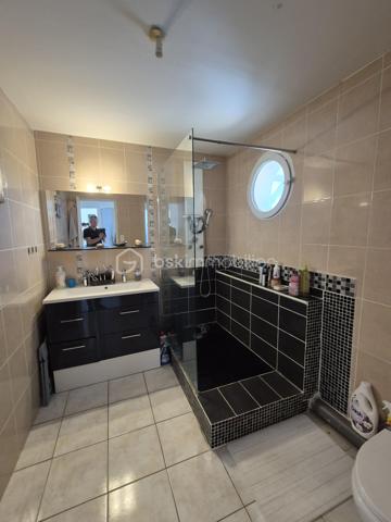 REMISE EN VENTE SUITE REFUS DE PRET

Magnifique maison de 110 m2 construite en 2007 en excellent état disposant de 4 chambres, un grand séjour et un garage attenant.
Quartier calme et recherché !

A 1h30 de Paris via l'autoroute A77. Ecoles, collège et lycées sont accessibles à pied. 
Centre-ville à moins de 5mn !

Terrain clos de 640 m2 environ. Grande terrasse. Cabanon et balançoire.


Le bien se compose au rez-de-chaussée :

-  un dégagement de 8 m2 environ.

-  un grand salon / séjour avec cuisine ouverte de 43 m2 environ.

-  un wc séparé de 2 m2 environ.

-  un garage de 21 m2 environ.

A l'étage :

-  un palier de 7 m2 environ.

-  4 belles chambres spacieuses (15 m2, 14 m2, 10 m2 et 9 m2).

-  une salle d'eau avec wc de 7 m2 environ.

Chauffage avec pompe à chaleur récente air/eau.
Menuiseries pvc double vitrage. Volets roulants manuels et électriques.

Tout à l'égoût.

Taxe foncière : 1500 €.

Venez visiter rapidement cette maison coup de coeur !