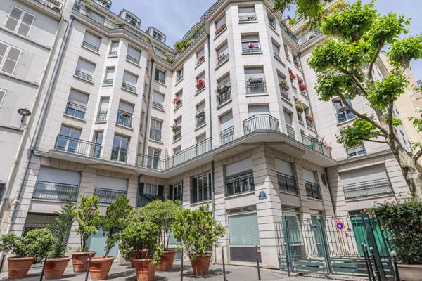 Paris 10ème – Cour des Petites Écuries – 2 pièces de 58 m² – 5e étage avec ascenseur – Balcon – Cave – Parking – Calme absolu sur cour
