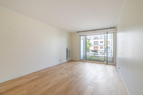 Paris 10ème – Cour des Petites Écuries – 2 pièces de 58 m² – 5e étage avec ascenseur – Balcon – Cave – Parking – Calme absolu sur cour