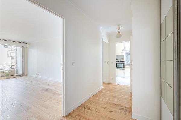 Paris 10ème – Cour des Petites Écuries – 2 pièces de 58 m² – 5e étage avec ascenseur – Balcon – Cave – Parking – Calme absolu sur cour