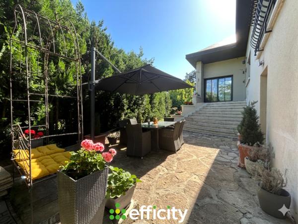 Maison
         8 pièces
        - 171 m² 1 270 000 € *