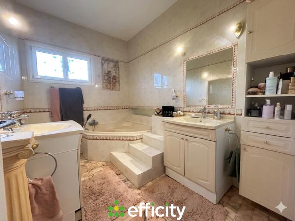 Maison
         8 pièces
        - 171 m² 1 270 000 € *