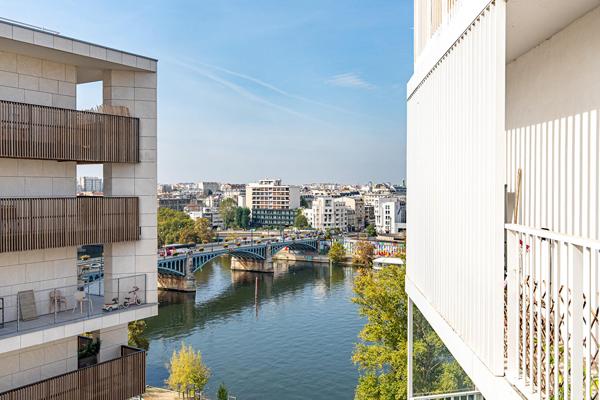 Appartement d’architecte avec balcon vue Seine au dernier étage